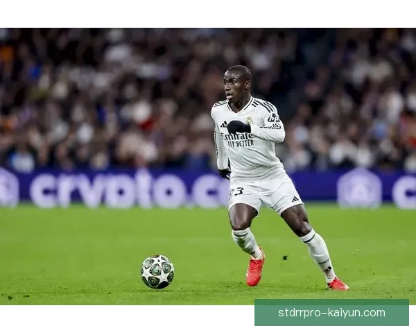 费兰·门迪在皇马左后卫位置表现亮眼，助球队冲击新赛季荣耀